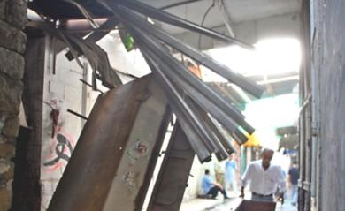 جانب من الدمار التي الحقته الغارة الجوية الاسرائيلية