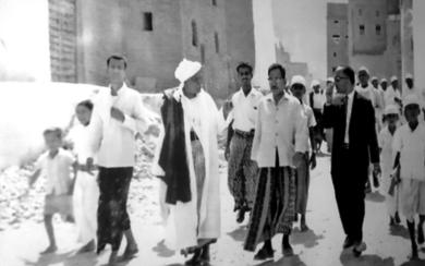 عبدالرحمن باجمال إلى يساره الأديب علي باكثير وإلى يمينه نجله عبدالقادر عبدالرحمن باجمال إلى يساره الأديب علي باكثير وإلى يمينه نجله عبدالقادر