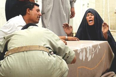 امرأة عراقية وولدها يبكيان بعد مقتل احد اقاربهما
