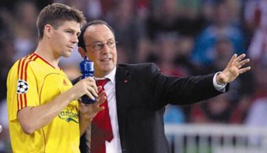 مدرب ليفربول والقائد جيرارد يراجعان مستوى الفريق مدرب ليفربول والقائد جيرارد يراجعان مستوى الفريق
