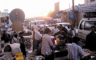 طابور طويل من السيارات في انتظار المرور لشدة الازدحام طابور طويل من السيارات في انتظار المرور لشدة الازدحام