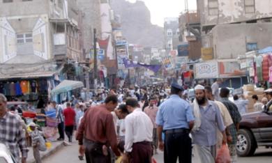 السوق الطويل الساعة الرابعة عصراً ويبدو مزدحماً بالمتسوقين لمتطلبات الإفطار السوق الطويل الساعة الرابعة عصراً ويبدو مزدحماً بالمتسوقين لمتطلبات الإفطار