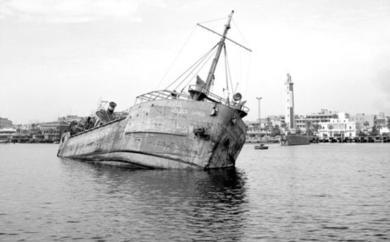 صورة التقطت في 11 نوفمبر 1956 لباخرة أغرقها المصريون لاغلاق قناة السويس أمام مدينة بورسعيد صورة التقطت في 11 نوفمبر 1956 لباخرة أغرقها المصريون لاغلاق قناة السويس أمام مدينة بورسعيد