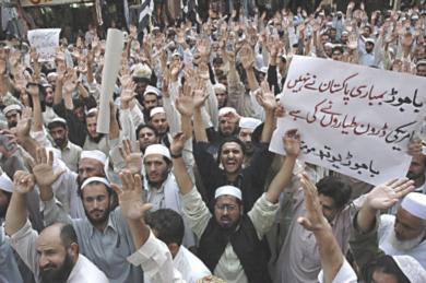 جانب من المتظاهرين يرددون هتافات معاديه للامريكان