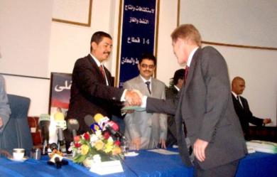 وزير النفط أثناء توزيع العطاءات