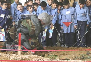 خبير يقوم بتوعية الطلاب من القنابل العنقودية 
