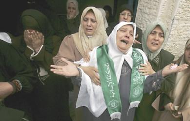 والدة احد الشهداء تبكي وتصرخ بعد مقتله