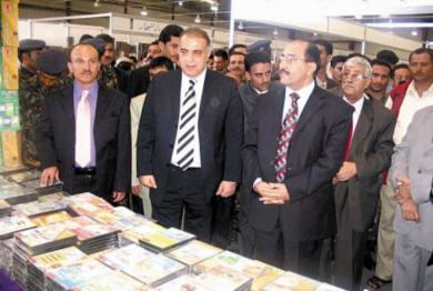 رئيس نقابة اتحاد الناشرين في لبنان يشرح للضيوف مكونات المعرض رئيس نقابة اتحاد الناشرين في لبنان يشرح للضيوف مكونات المعرض