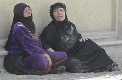 امرأتان في لحظة حزن بعد مقتل احد قريبهن