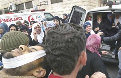 اقارب الشهيد بهاء صالح خاطر في لحظة حزن أثناء تشييع جثمانه