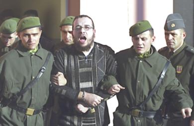احد المتهمين أثناء مثوله للمحكمة