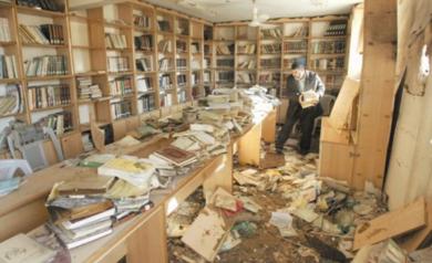 فلسطيني يتفقد الأضرار التي لحقت بمكتبة مسجد(الإصلاح) في غزة جراء القصف الصاروخي الاسرائيلي فلسطيني يتفقد الأضرار التي لحقت بمكتبة مسجد(الإصلاح) في غزة جراء القصف الصاروخي الاسرائيلي