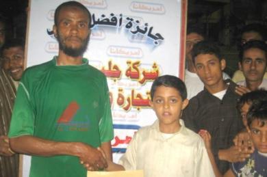 ايمن جلب يسلم جائزة افضل لاعب للاعب البيضاء نعيم مبروك