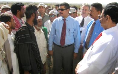 وزير النفط خلال لقائه بالاهالي وزير النفط خلال لقائه بالاهالي