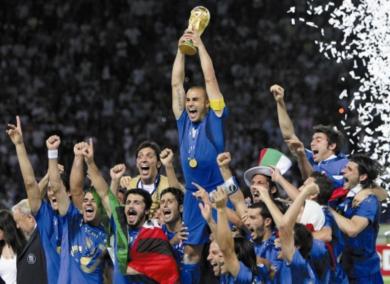 كانافارو أثناء احتفاله مع منتخب بلاده بإحراز كأس العالم في المانيا كانافارو أثناء احتفاله مع منتخب بلاده بإحراز كأس العالم في المانيا