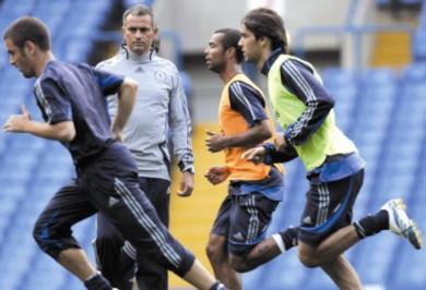 ملاحقة مانشستر هم في رأس مورينيو ولاعبيه ملاحقة مانشستر هم في رأس مورينيو ولاعبيه