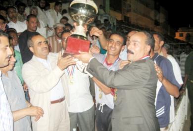 فريق الاهلي يتسلم كأس الاستقلال الثانية فريق الاهلي يتسلم كأس الاستقلال الثانية
