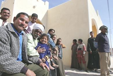 سكان قرية القرنة في منازلهم الجديدة