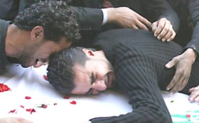 شقيق القتيل يبكي في لحظة حزن