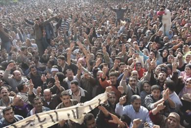 متظاهرون يطالبون بزيادة رواتبهم 