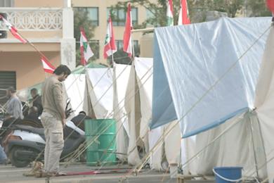المحتجون يتثبتون اعمدة حديد لخيم ضخمة استعدادا للشتاء