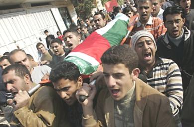فلسطينيون يشيعون احد القتلى