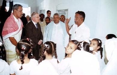 السفير البريطاني مع الوكيل حاتم ومدير المدرسة السفير البريطاني مع الوكيل حاتم ومدير المدرسة