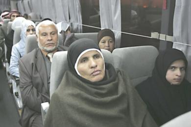 عوائل الاسرى يزورون اولادهم في السجون الاسرائيلية