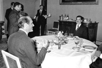 صدام خلال عشاء الـ«مسقوف» مع جاك شيراك في عام 1975 صدام خلال عشاء الـ«مسقوف» مع جاك شيراك في عام 1975
