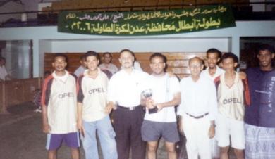 قائد فريق نادي الجلاء وهو يحمل كأس بطولة أبطال محافظة عدن للعام 2006م قائد فريق نادي الجلاء وهو يحمل كأس بطولة أبطال محافظة عدن للعام 2006م