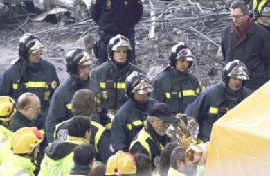 انتشال جثة ثانية من وسط أنقاض هجوم عند مطار مدريد