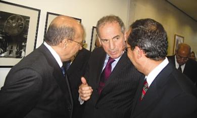 وزير الدولة البريطاني في حديث مشترك مع وزيري الخارجية والتخطيط وزير الدولة البريطاني في حديث مشترك مع وزيري الخارجية والتخطيط