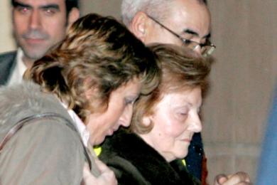 رئيسة الارجنتين السابقة ماريا استيلا بيرون (بلباس أسود) لدى وصولها الى المحكمة العليا في مدريد أمس رئيسة الارجنتين السابقة ماريا استيلا بيرون (بلباس أسود) لدى وصولها الى المحكمة العليا في مدريد أمس