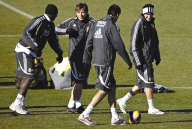 ريال مدريد يتدرب عله يخرج من نتائجه المتواضعة ريال مدريد يتدرب عله يخرج من نتائجه المتواضعة