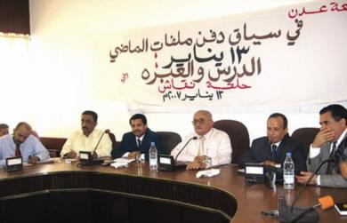 الزميل هشام باشراحيل يترأس حلقة النقاش وإلى يساره عبدالكريم شائف وإلى يمينه د. عبدالوهاب راوح الزميل هشام باشراحيل يترأس حلقة النقاش وإلى يساره عبدالكريم شائف وإلى يمينه د. عبدالوهاب راوح