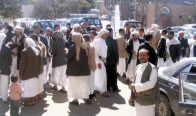 اعتصام التجار بساحة الغرفة التجارية بأمانة العاصمة أمس اعتصام التجار بساحة الغرفة التجارية بأمانة العاصمة أمس