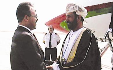 محافظ حضرموت يستقبل أخاه وزير الدولة محافظ ظفار بمطار المكلا أمس محافظ حضرموت يستقبل أخاه وزير الدولة محافظ ظفار بمطار المكلا أمس