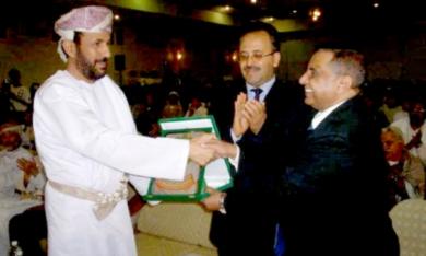 رئيس جامعة حضرموت يمنح الوزير العماني درع الجامعة رئيس جامعة حضرموت يمنح الوزير العماني درع الجامعة