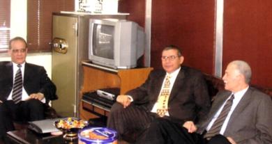 الوفد المصري خلال زيارته شركة النفط اليمنية - عدن أمس الوفد المصري خلال زيارته شركة النفط اليمنية - عدن أمس