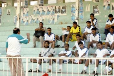 المدرب يعطي ملاحظاته قبل التدريب المدرب يعطي ملاحظاته قبل التدريب