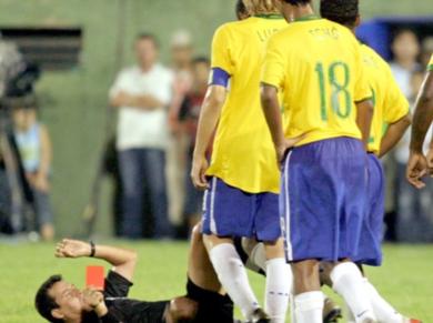الحكم الكولمبي سقط وهو يشهر البطاقة الحمراء بعد أن دفعه اللاعب البرازيلي تاجيو الحكم الكولمبي سقط وهو يشهر البطاقة الحمراء بعد أن دفعه اللاعب البرازيلي تاجيو