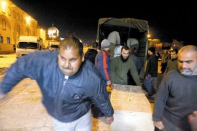 مقدسيون يعملون على نقل الصناديق إلى داخل المسجد أمس مقدسيون يعملون على نقل الصناديق إلى داخل المسجد أمس