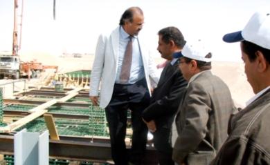 الوزير يستمع لمهندس المشروع بمأرب الوزير يستمع لمهندس المشروع بمأرب