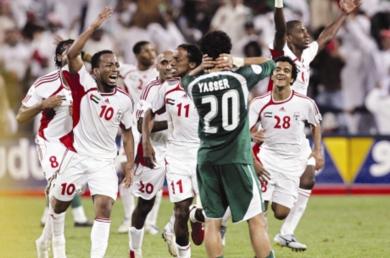 الاماراتيون يبكون فرحا بالانتصار الكبير الاماراتيون يبكون فرحا بالانتصار الكبير
