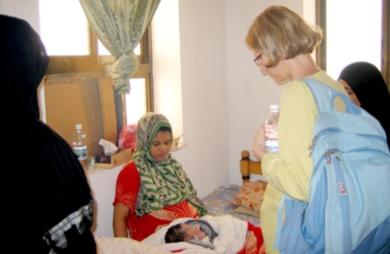 إحدى الزائرات لمركز إغاثة السجينات تتفقد أحوال النزيلات إحدى الزائرات لمركز إغاثة السجينات تتفقد أحوال النزيلات