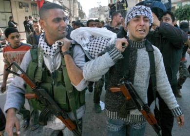 فلسطينيون يشيعون جثمان احد القتلى