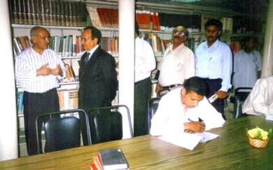 رئيس جامعة عدن خلال تفقده سير عملية الامتحانات بكلية التربية أمس الأول رئيس جامعة عدن خلال تفقده سير عملية الامتحانات بكلية التربية أمس الأول