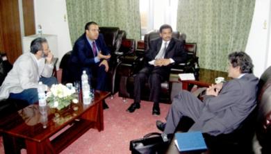 نائب محافظ عدن خلال لقائه بالمستثمرين أمس نائب محافظ عدن خلال لقائه بالمستثمرين أمس