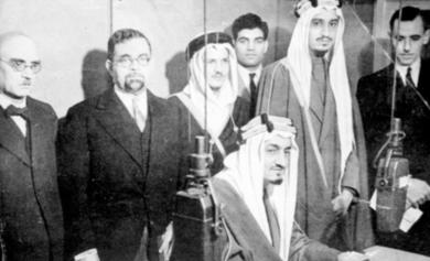 سمو الامير فيصل يلقي كلمة تحية الى جلالة الملك والده عبدالعزيز بمناسبة عيد الاضحى لدى زيارته لهيئة الاذاعة البريطانية بلندن في الاربعينيات ومن خلف سموه وقف من اليسار الى اليمين المستر هيللسون مدير قسم الشرق الأدنى بهيئة الإذاعة البريطانية وسعادة الشيخ حافظ وهبة والشيخ عبدالله علي بلخير أحد افراد حاشية سموهما ثم مصطفى حافظ وهبة فسمو الأمير خالد فالمستر كلارك المراقب العام لإذاعات ما وراء البحار والمستر باكستون منظم البرامج العربية بمحطة لندن العربية سمو الامير فيصل يلقي كلمة تحية الى جلالة الملك والده عبدالعزيز بمناسبة عيد الاضحى لدى زيارته لهيئة الاذاعة البريطانية بلندن في الاربعينيات ومن خلف سموه وقف من اليسار الى اليمين المستر هيللسون مدير قسم الشرق الأدنى بهيئة الإذاعة البريطانية وسعادة الشيخ حافظ وهبة والشيخ عبدالله علي بلخير أحد افراد حاشية سموهما ثم مصطفى حافظ وهبة فسمو الأمير خالد فالمستر كلارك المراقب العام لإذاعات ما وراء البحار والمستر باكستون منظم البرامج العربية بمحطة لندن العربية