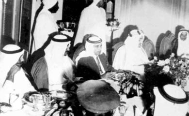 السلطان حسين بن علي الكثيري في زياته التاريخية لجدة في ضيافة الملك سعود بن عبدالعزيز الذي أوفد سكرتيره الشيخ عبدالله بلخير في استقباله وضيافته وفي الصورة ولي العهد فيصل بن عبدالعزيز يتوسط وعن يساره الوجيه أحمد سعيد بقشان وعن يمينه السلطان حسين بن علي وصاحب السمو الملكي الامير سلطان بن عبدالعزيز السلطان حسين بن علي الكثيري في زياته التاريخية لجدة في ضيافة الملك سعود بن عبدالعزيز الذي أوفد سكرتيره الشيخ عبدالله بلخير في استقباله وضيافته وفي الصورة ولي العهد فيصل بن عبدالعزيز يتوسط وعن يساره الوجيه أحمد سعيد بقشان وعن يمينه السلطان حسين بن علي وصاحب السمو الملكي الامير سلطان بن عبدالعزيز